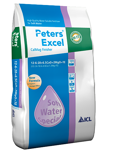 La alta salinidad del agua en los viveros aconseja el uso de fertilizantes que no incrementen la conductividad como  Osmocote ® y Peters ®